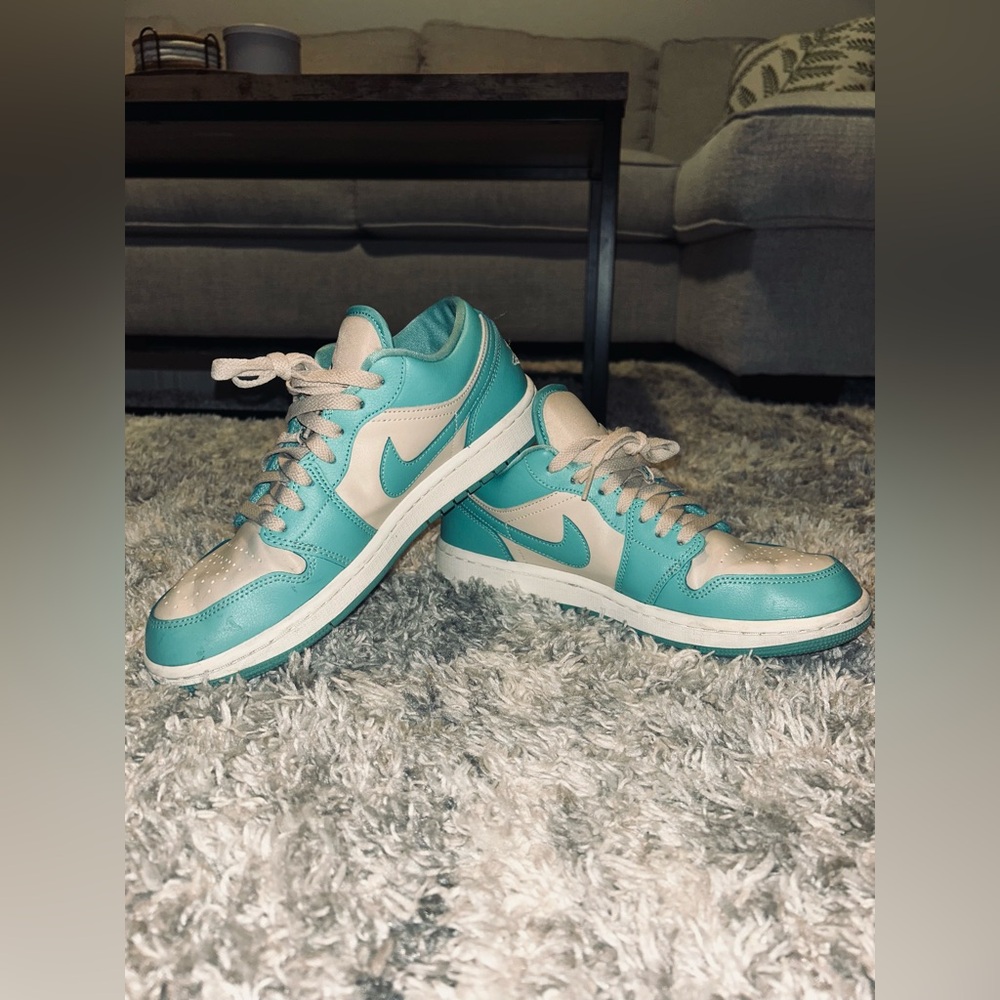 size 9 dunks 
blue and tan 
very clean and taken care of